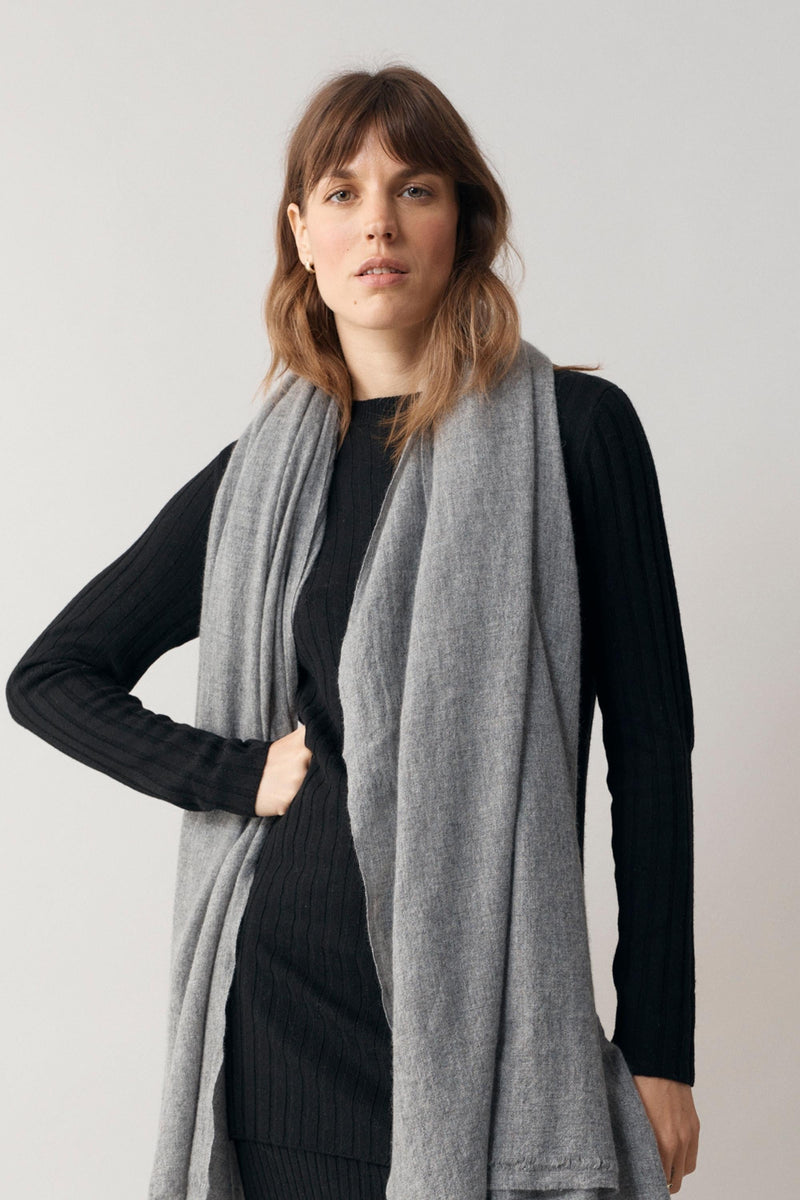 3156-07 Oversize Luxe Scarf Mid grey 100 x 200 100 Percent Cashmere CR20 _KPA accessory