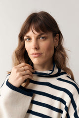 4061-09 Striped Taylor Roll Neck White/Navy ONE SIZE 100 Percent Cashmere AW22-KPA garment